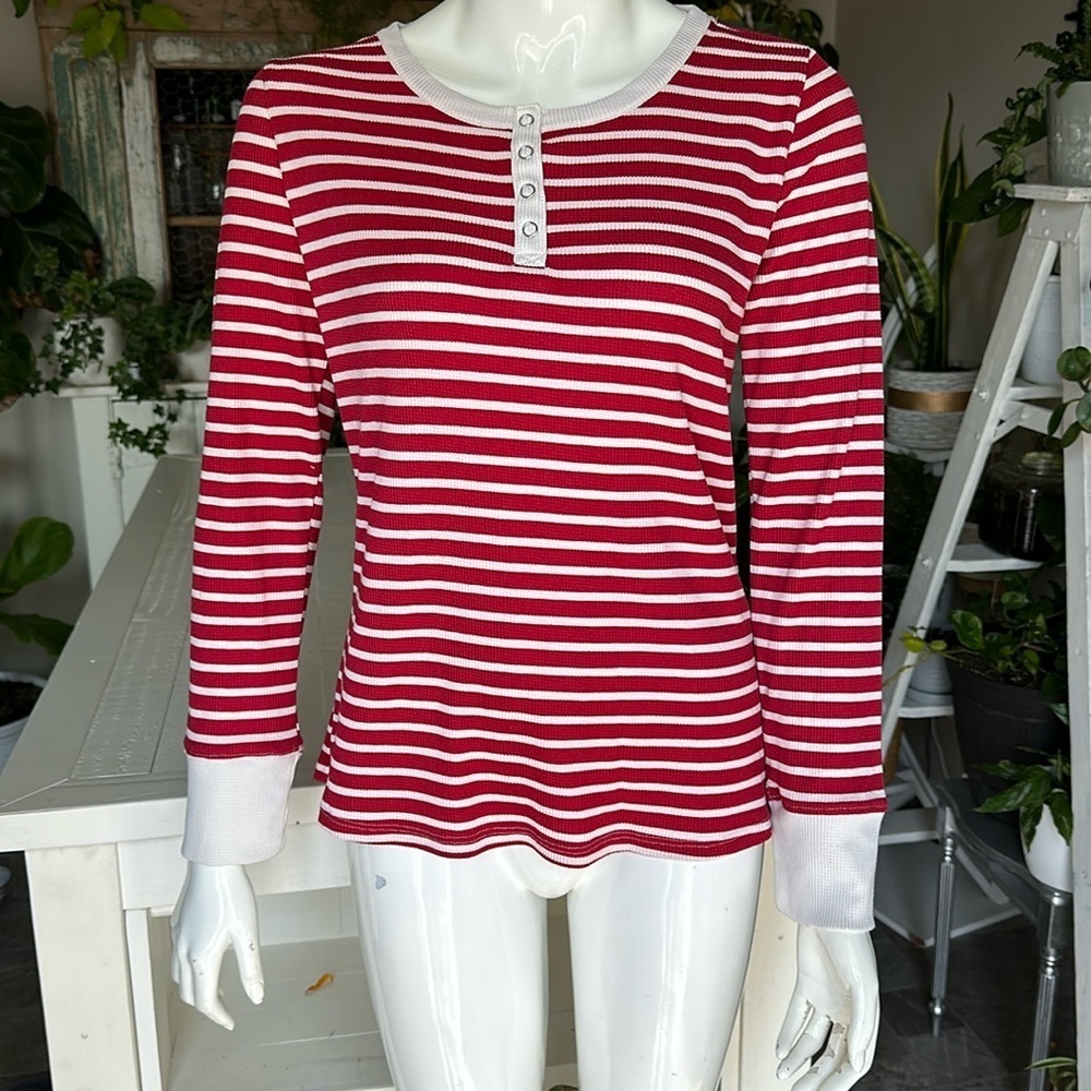 Lucky brand, LA Med 95% polyester 5% spandex, waffle knit shirt with cuffs size
